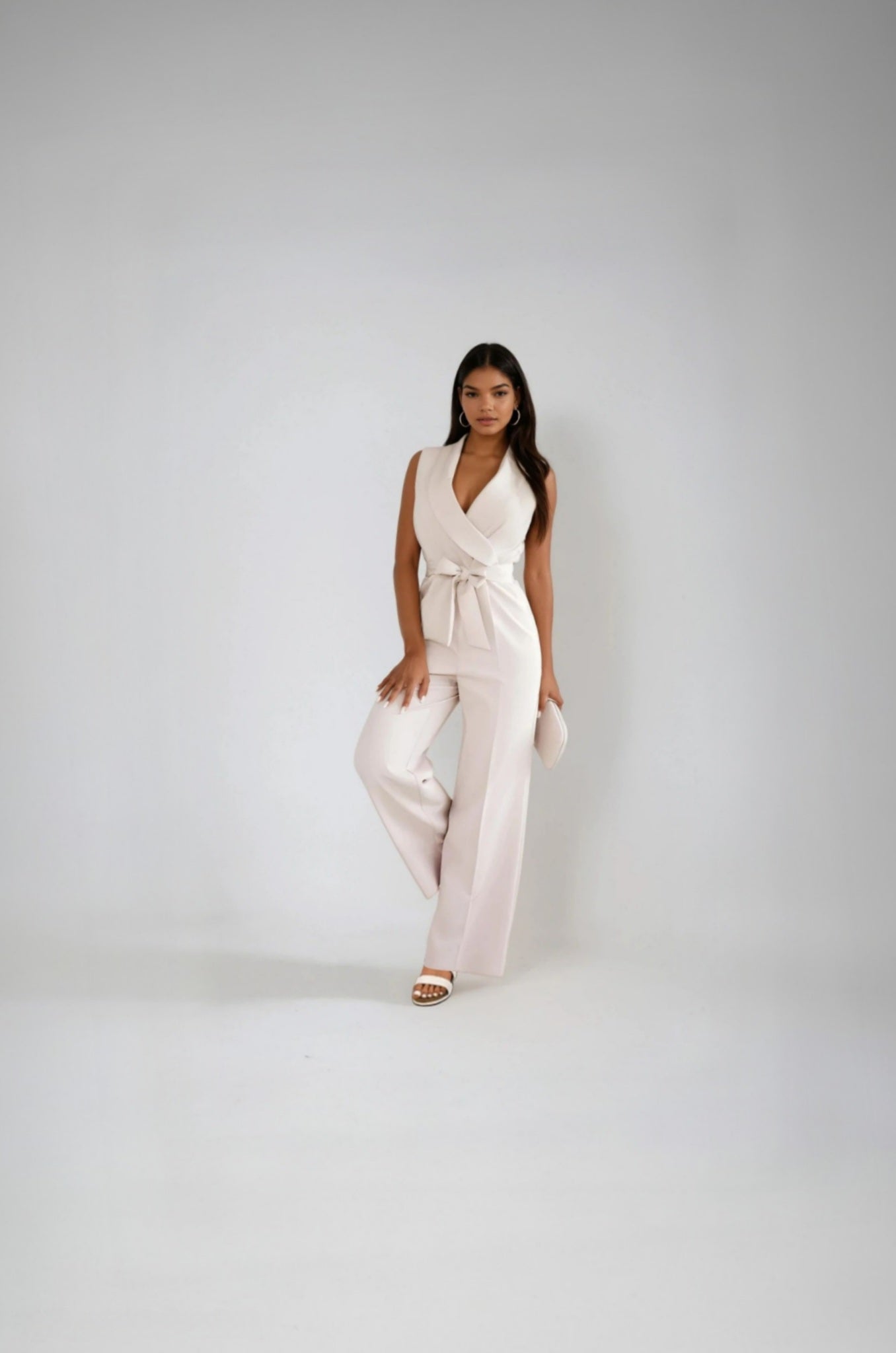 Angela | Ärmelloser Flared-Jumpsuit mit V-Ausschnitt