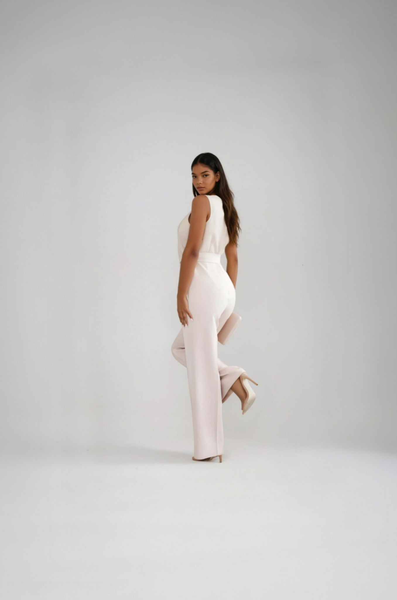 Angela | Ärmelloser Flared-Jumpsuit mit V-Ausschnitt