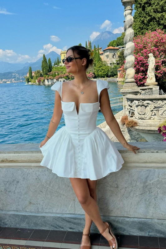 Anna | Vintage-inspiriertes Minikleid mit Cape-Ärmeln und V-Ausschnitt