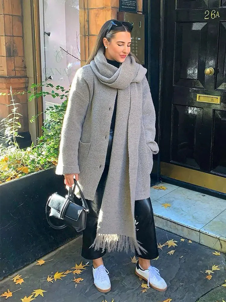 Astrid | Oversized Strickjacke mit integriertem Schal und Stilgefühl