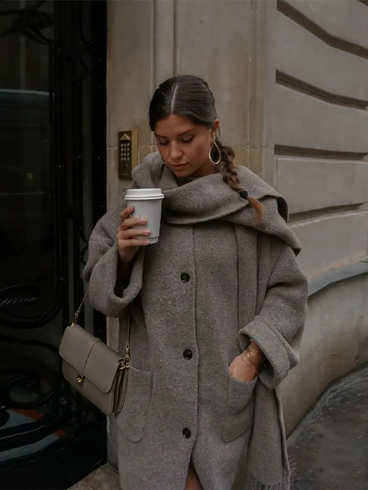 Astrid | Oversized Strickjacke mit integriertem Schal und Stilgefühl