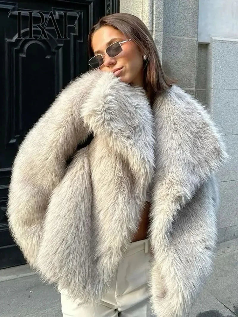 Mila | Luxuriöser Faux Fur Mantel für stilvolle Wintertage