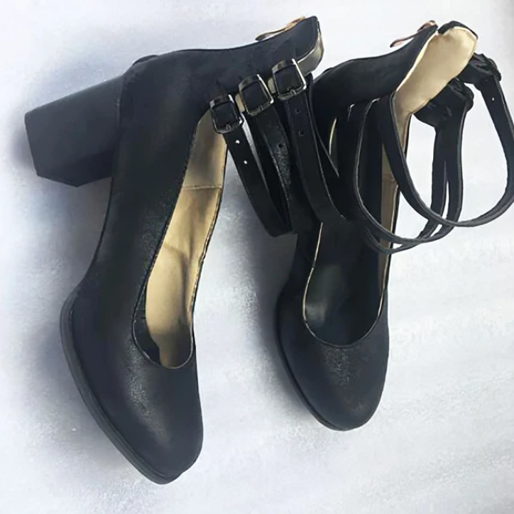 Carolin | Eleganter Blockabsatz mit Cut-Out-Design