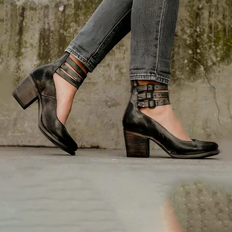 Carolin | Eleganter Blockabsatz mit Cut-Out-Design